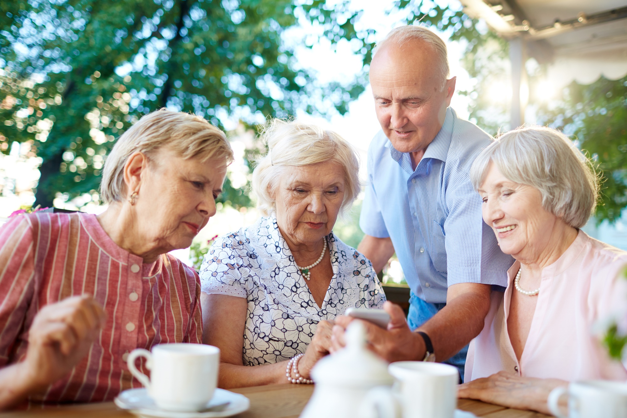 Seniors with smartphone comparing Medicare Advantage plans